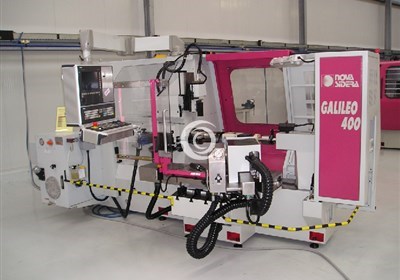 Ein Beispiel unserer CNC-Maschinen: Metalldrückmaschine Nova Sidera Galileo 400